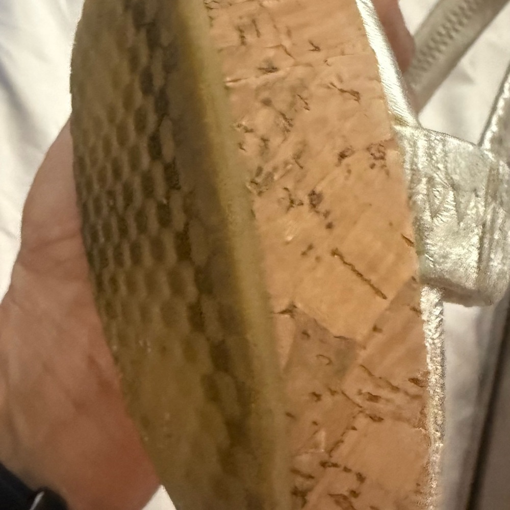 Gucci Brown Box with Gold Logo. They’re like new but cork got ruined in the box - Picture 12 of 16